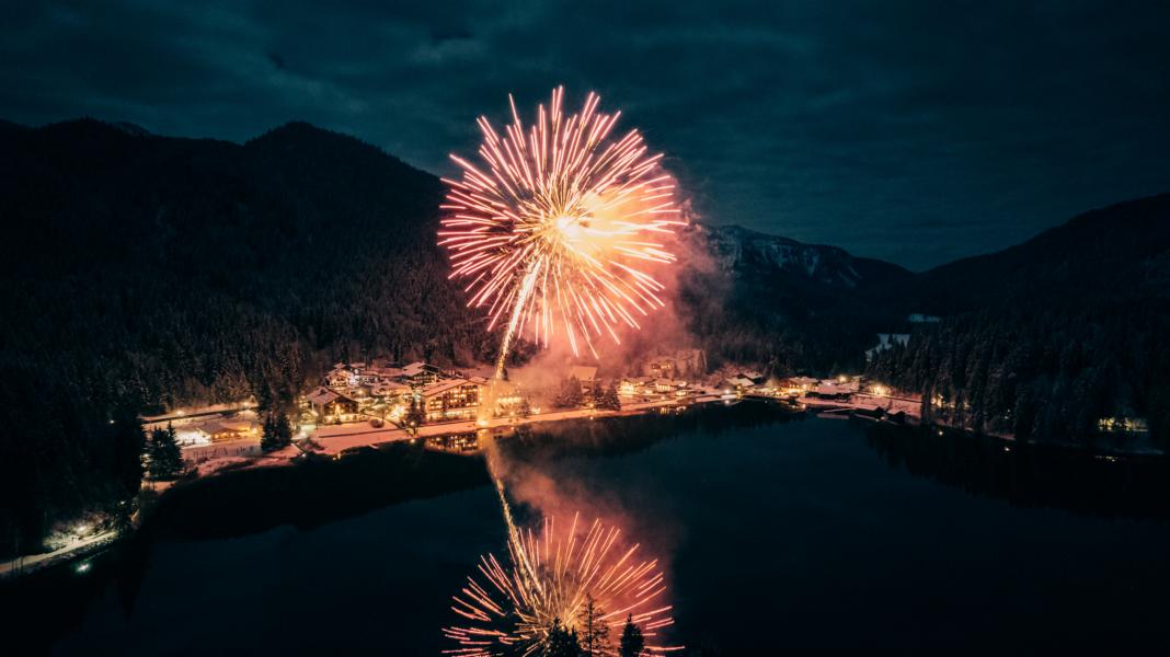 Jubiläumsfeuerwerk am Arabella Alpenhotel Spitzingsee